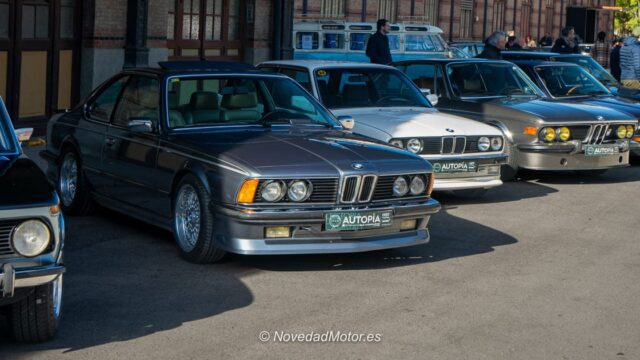 bmw-clasicos-autopia-en-brocante-museo-del-ferrocarril Fila de BMW clásicos alineados en Autopía en Brocante en el exterior del Museo del Ferrocarril de Madrid