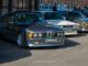Fila de BMW clásicos alineados en Autopía en Brocante en el exterior del Museo del Ferrocarril de Madrid