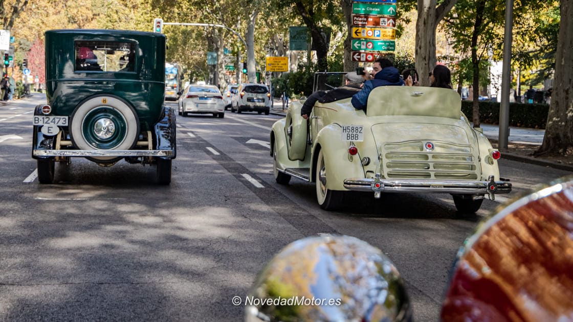 Caravana de coches clásicos rodando por el centro de Madrid durante el evento Autopía en Brocante