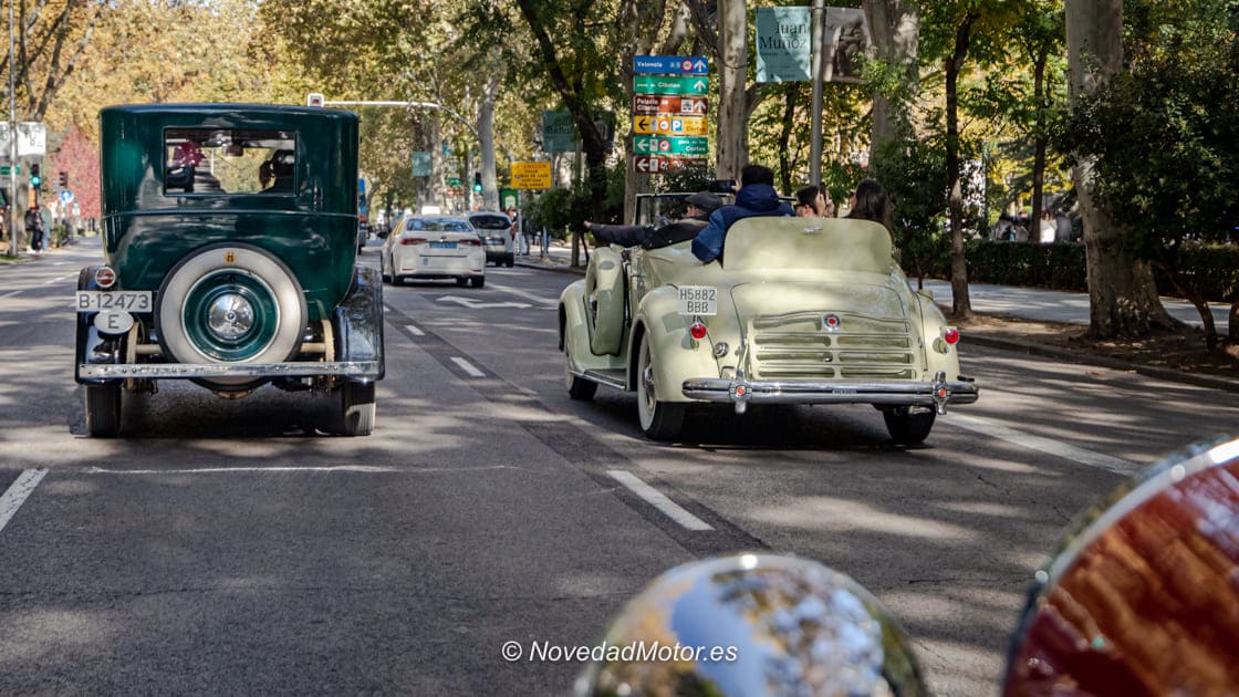 Coches clásicos descapotable y berlina de los años treinta circulando por Madrid durante Autopía en Brocante