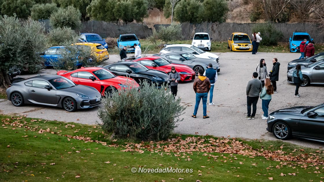 Deportivos japoneses y europeos aparcados en el parking del Evento Navideño RoadStr Christmas Breakfast
