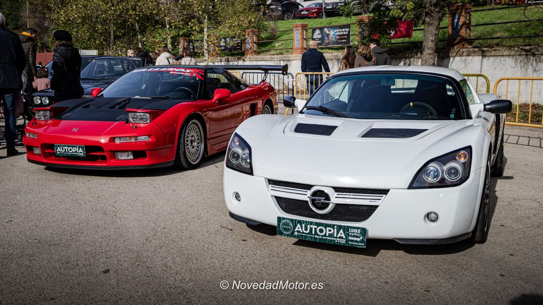 Honda NSX rojo y Opel Speedster blanco en la zona deportiva de Autopía en Brocante en el Museo del Ferrocarril