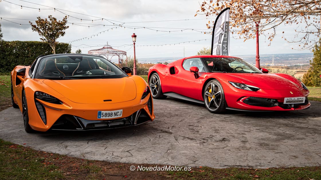 McLaren Artura y Ferrari 296 expuestos juntos en el Evento Navideño RoadStr Christmas Breakfast