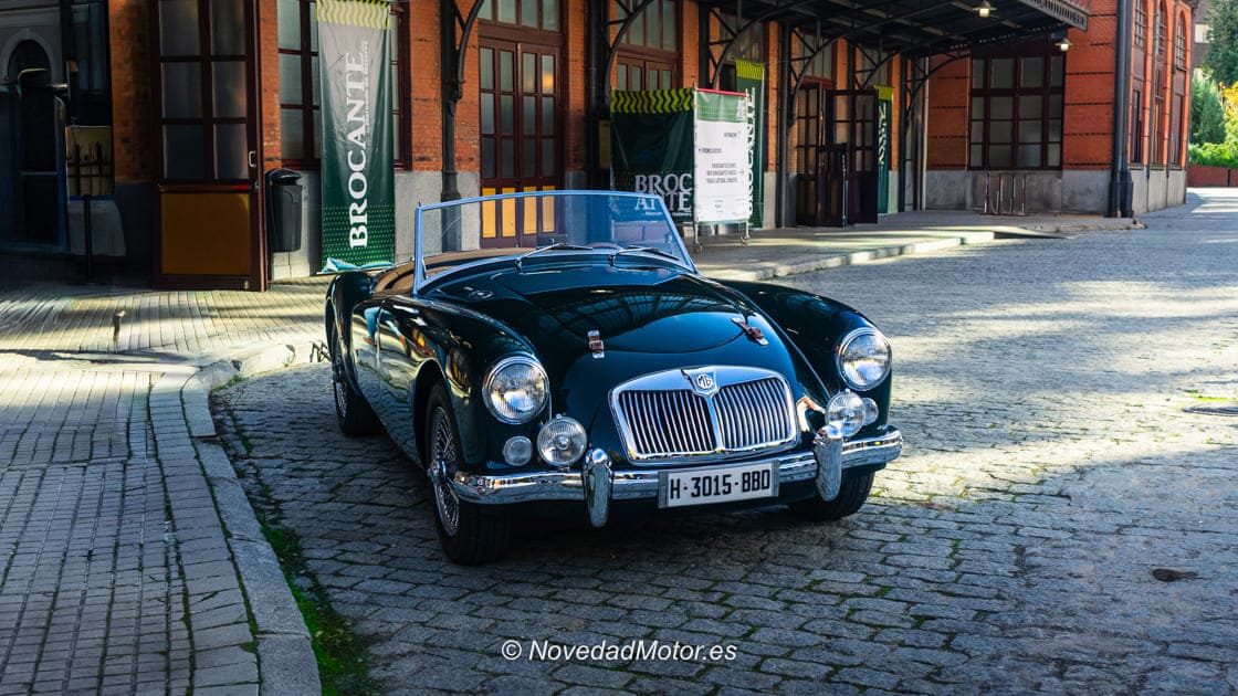 MG roadster clásico verde en la entrada del Museo del Ferrocarril durante Autopía en Brocante