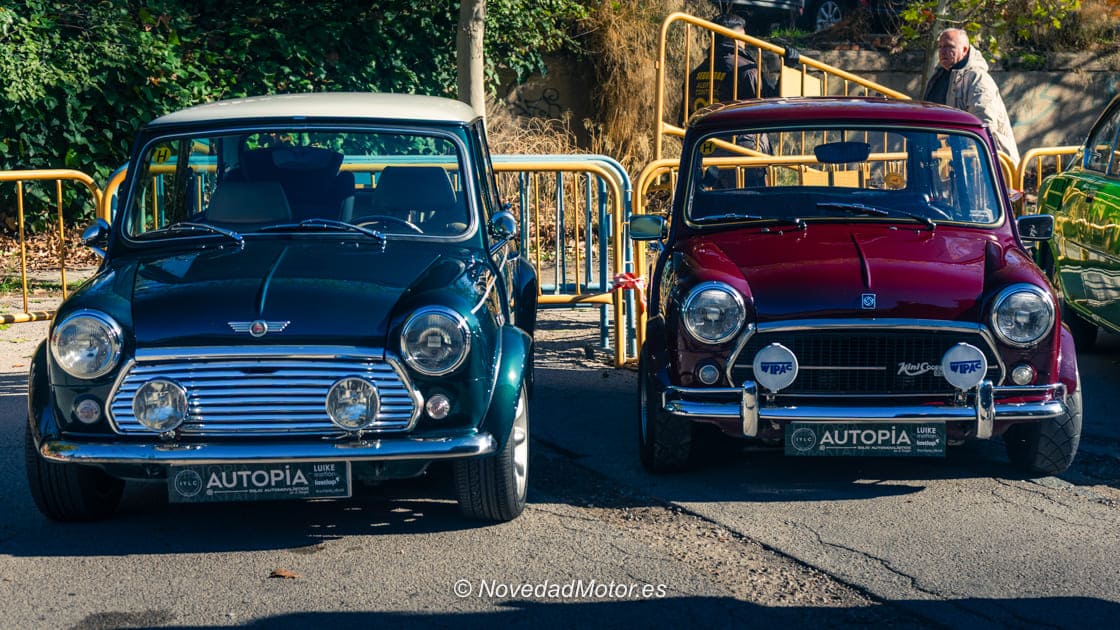 Dos Mini clásicos, uno verde y otro rojo, expuestos en Autopía en Brocante en Madrid