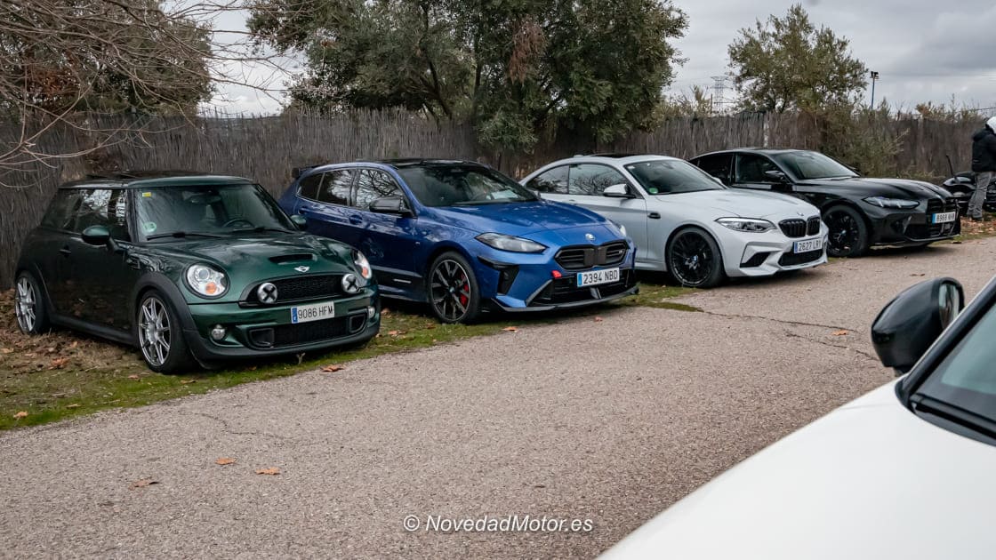 Mini Cooper, BMW M135, M2 y M3 Competition en la zona de aparcamiento del Evento Navideño RoadStr