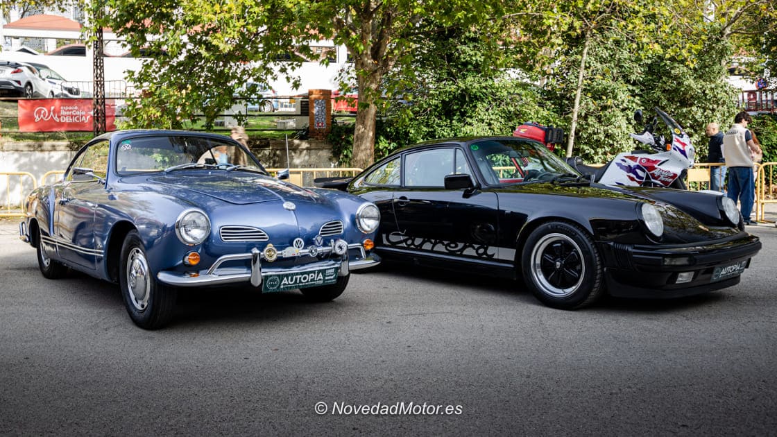 Volkswagen Karmann Ghia azul y Porsche 911 negro en la concentración Autopía en Brocante en Madrid