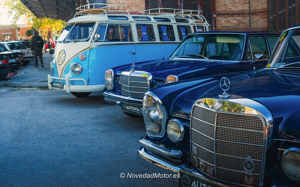 Volkswagen T1 azul y Mercedes clásicos aparcados en Autopía en Brocante en el Museo del Ferrocarril
