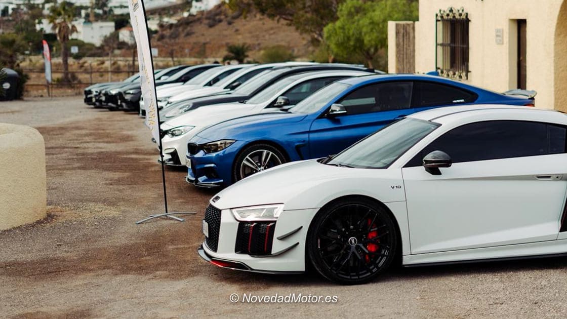 Coches deportivos alineados para la Ruta Almería de las 3 Coronas organizada por Carrera del Desierto