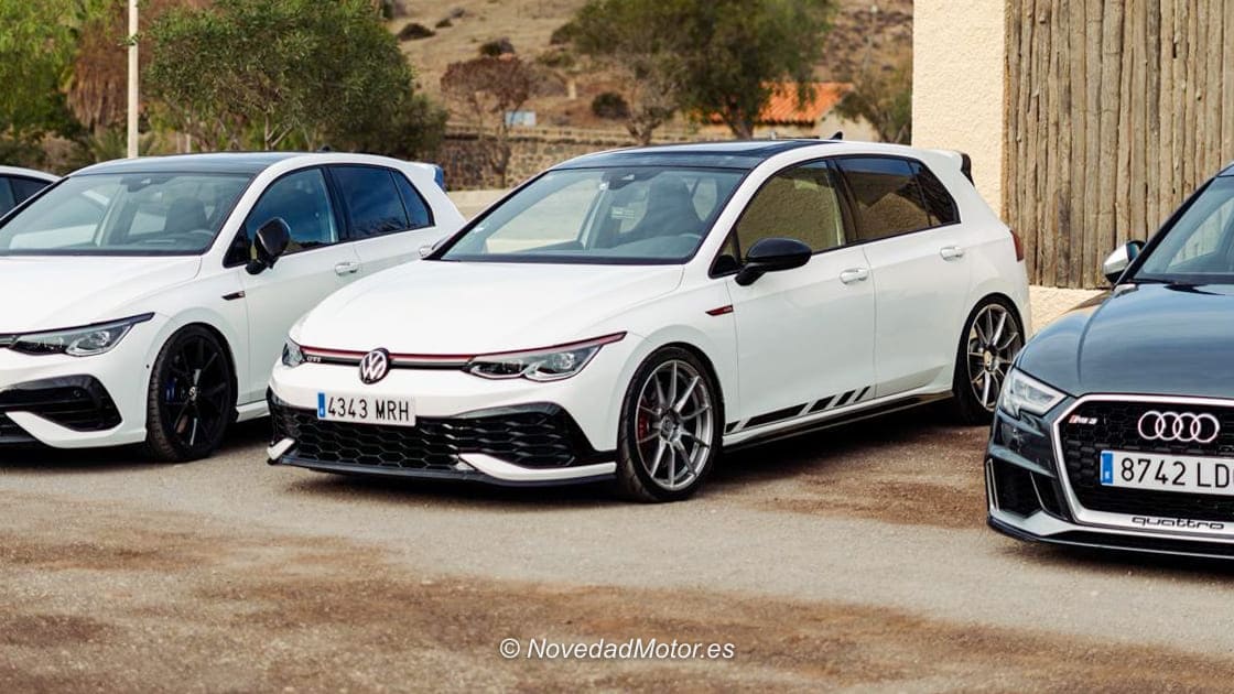 Parking de los coches compactos deportivos participantes en la salida de la Ruta Almería de las 3 Coronas organizada por Carrera del Desierto