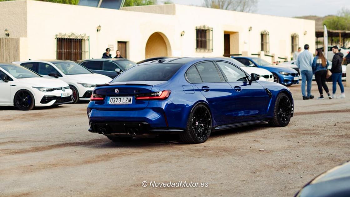 Parking de los participantes en la salida de la Ruta Almería de las 3 Coronas organizada por Carrera del Desierto