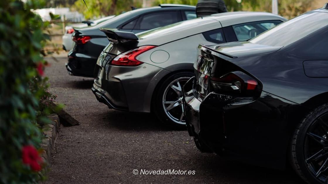 Vista trasera de varios deportivos participantes en la Ruta Almería de las 3 Coronas organizada por Carrera del Desierto