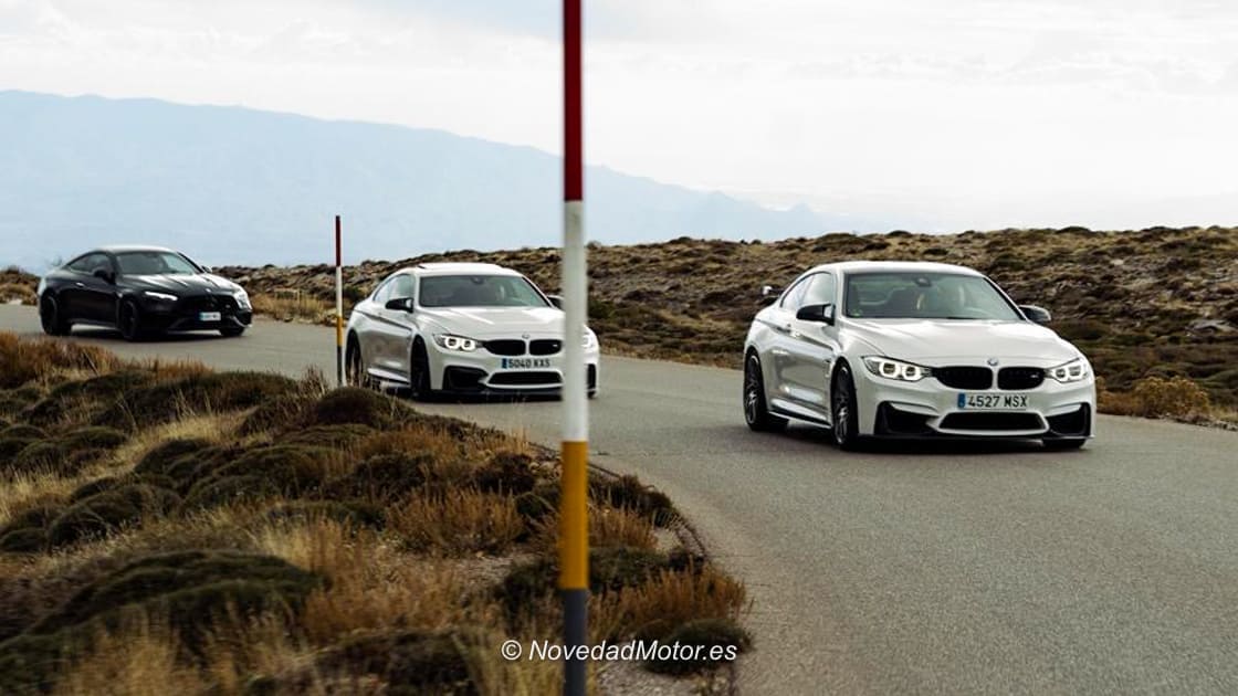 Convoy de coches deportivos durante la Ruta Almería de las 3 Coronas organizada por Carrera del Desierto recorriendo carreteras del interior de Almería