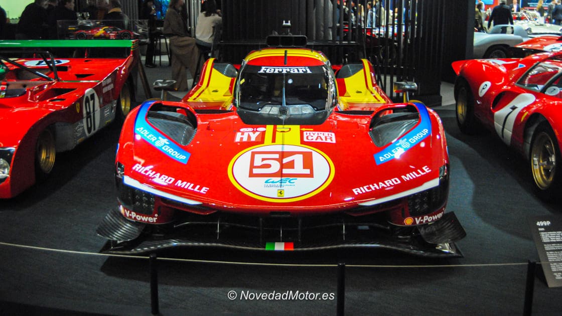 Ferrari 499P del stand de Richard Mille en Retromobile París 2026 Ferrari 499P del stand de Richard Mille en Retromobile París 2026