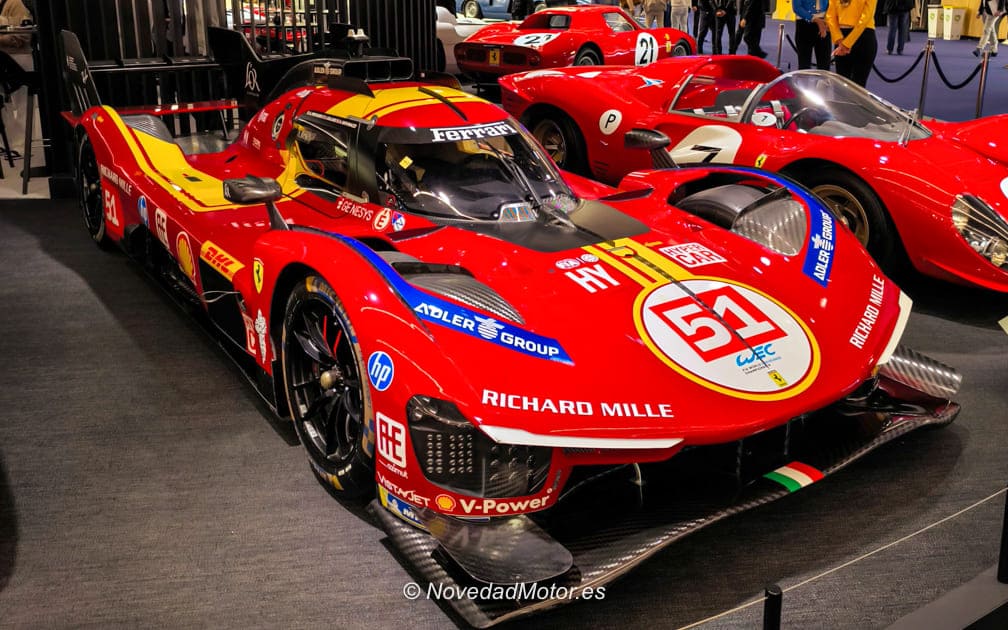 Ferrari 499P del stand de Richard Mille en Retromobile París 2026 Ferrari 499P del stand de Richard Mille en Retromobile París 2026