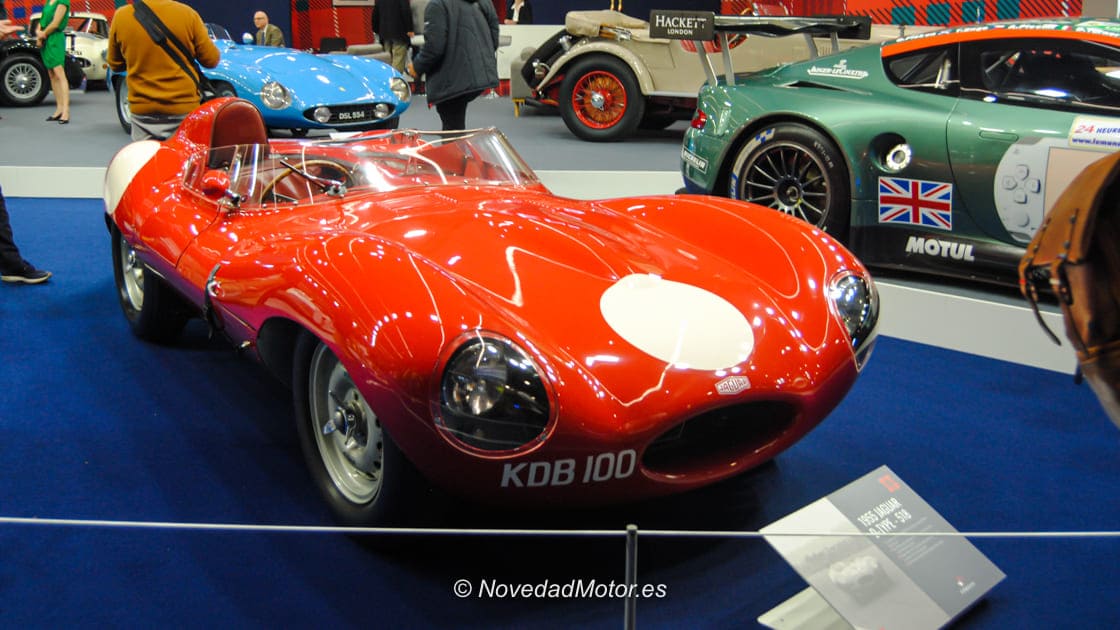 Jaguar D-type del stand de Fiskens en Retromobile París 2026 Jaguar D-type del stand de Fiskens en Retromobile París 2026