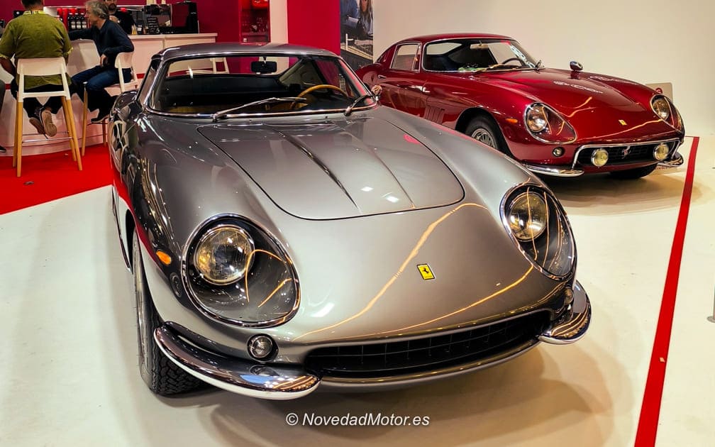 Ferrari 275 GTB del stand de Girardo en Retromobile París 2026 Ferrari 275 GTB del stand de Girardo en Retromobile París 2026