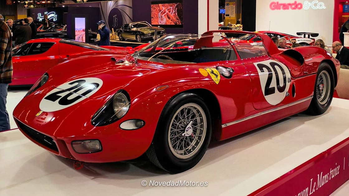 Ferrari 275 P del stand de Girardo en Retromobile París 2026 Ferrari 275 P del stand de Girardo en Retromobile París 2026