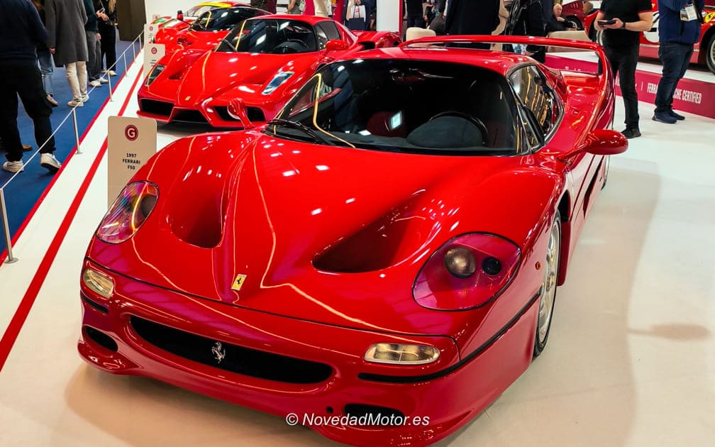Ferrari F50 y Enzo del stand de Girardo en Retromobile París 2026 Ferrari F50 y Enzo del stand de Girardo en Retromobile París 2026