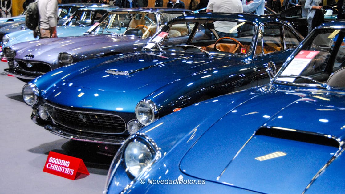 Ferrari 250 GT Lusso y Maserati 5000 GT Coupé del stand de Gooding Christies en Retromobile París 2026 Ferrari 250 GT Lusso y Maserati 5000 GT Coupé del stand de Gooding Christies en Retromobile París 2026