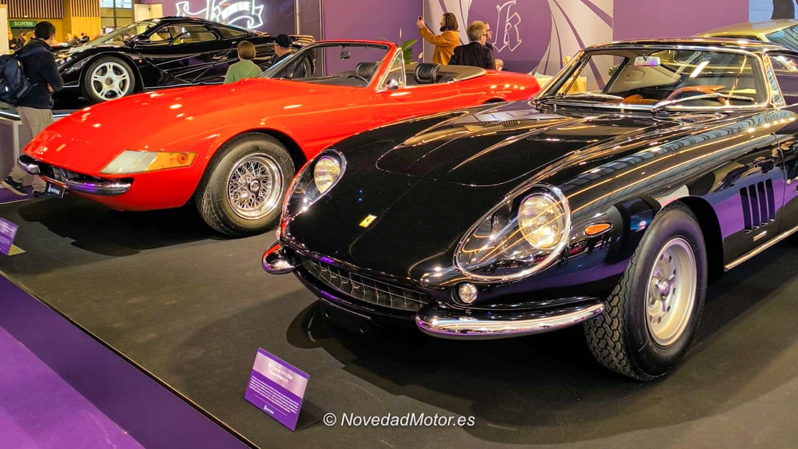 Ferrari 275 GTB y Daytona del stand de Kidston en Retromobile París 2026 Ferrari 275 GTB y Daytona del stand de Kidston en Retromobile París 2026