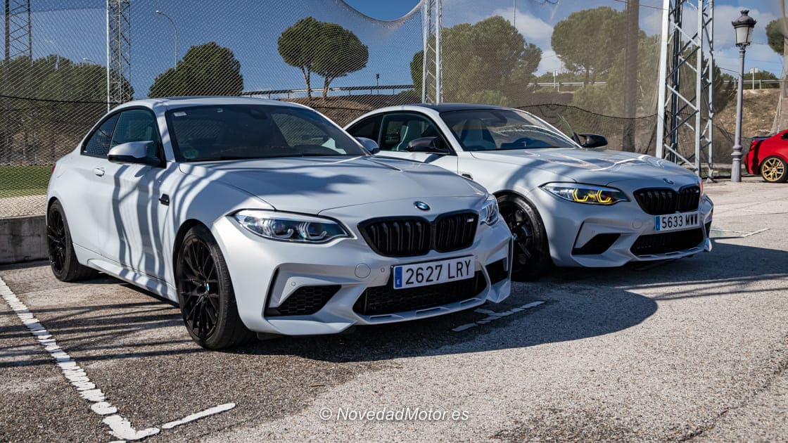 Dos BMW M2 Competition aparcados durante el evento RoadStr Breakfast Madrid.