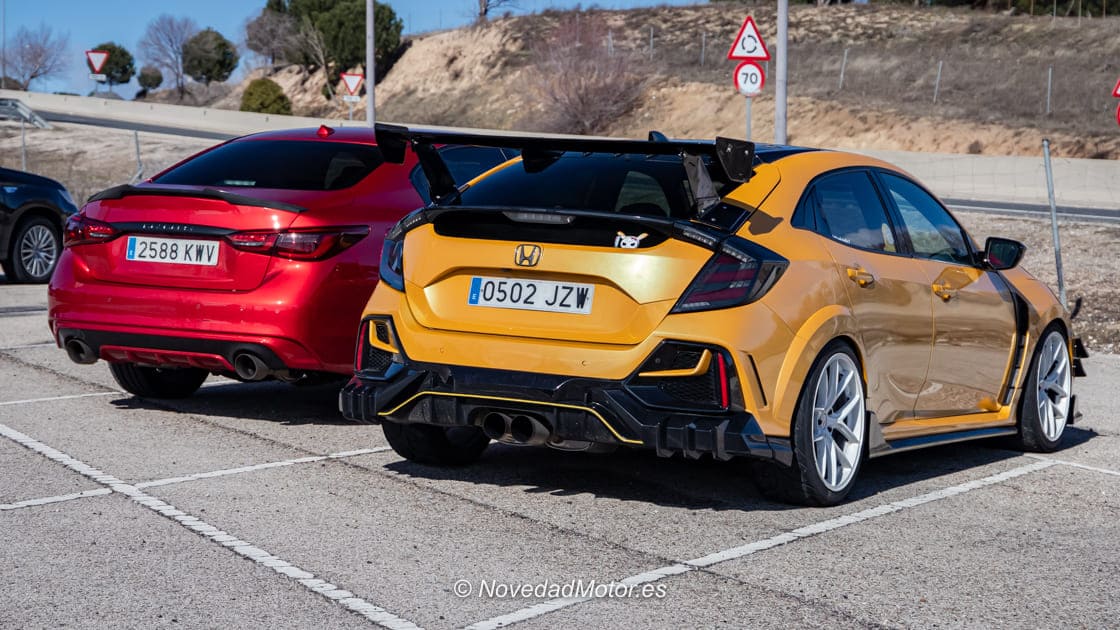 Honda Civic Type R e Infiniti Q50 en el parking del RoadStr Breakfast Madrid