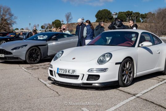 Porsche 911 GT3 y Aston Martin DB11 en el RoadStr Breakfast Madrid.
