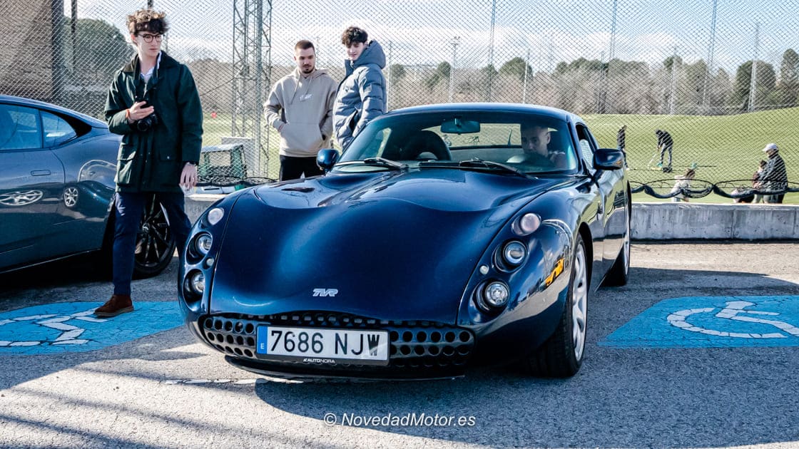 TVR azul llegando al RoadStr Breakfast Madrid en el Club El Estudiante.
