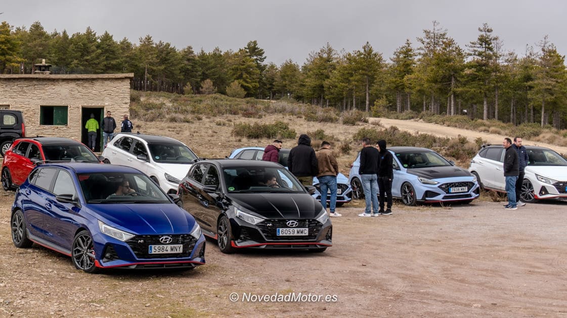 Hyundai N aparcados durante una parada de la quinta Ruta por Almería organizada por el Club Hyundai N Almería