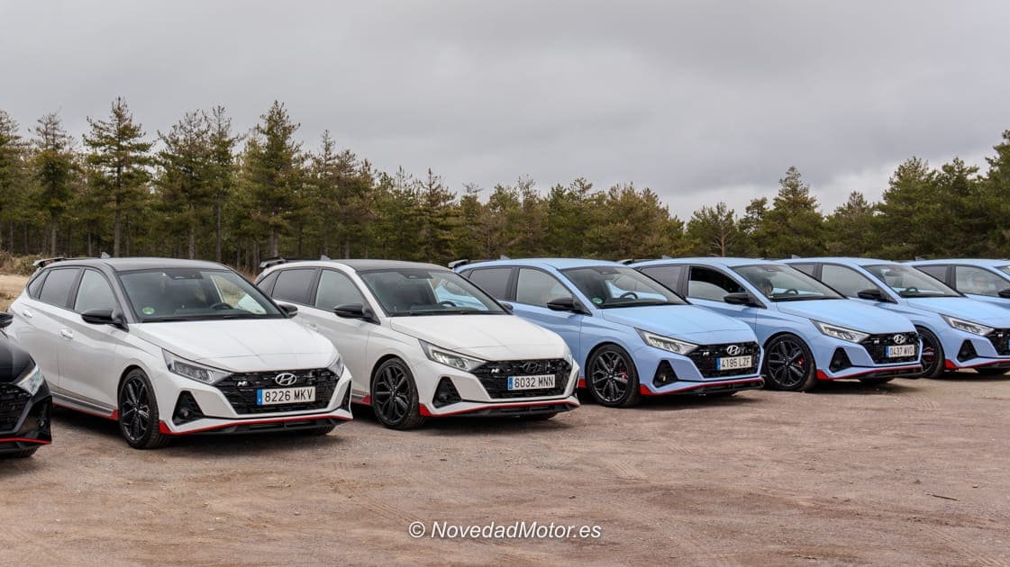 Hyundai N aparcados durante una parada de la quinta Ruta por Almería organizada por el Club Hyundai N Almería