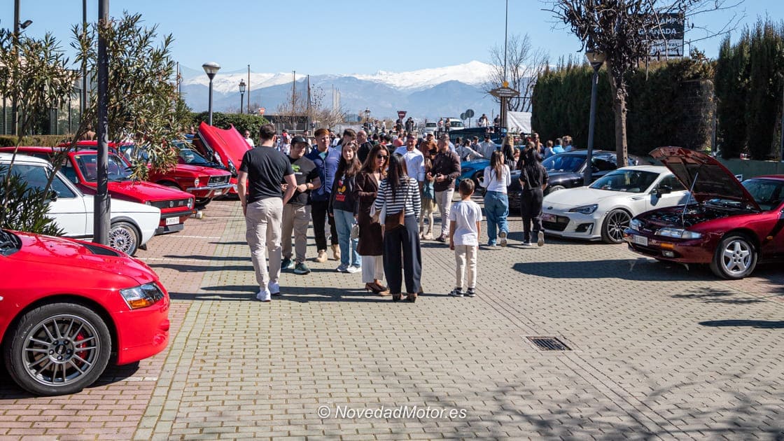 Público recorriendo el South Fest Motor Exclusive Edition Granada entre coches expuestos
