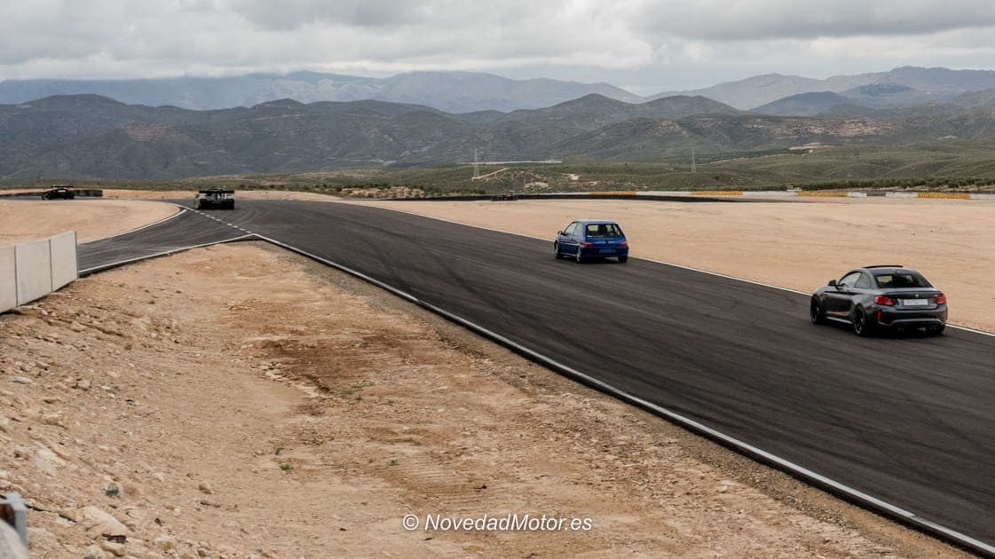 Recta del Trackday Almería de Paddock GT Club en el Circuito de Tabernas
