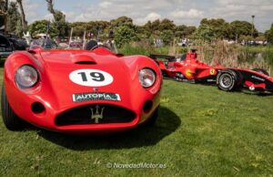 Maserati 450s clásico de competición y monoplaza de Fórmula 1 expuestos en Autopía Madrid 2026, Bosque del Santander