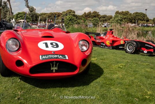 Maserati 450s clásico de competición y monoplaza de Fórmula 1 expuestos en Autopía Madrid 2026, Bosque del Santander