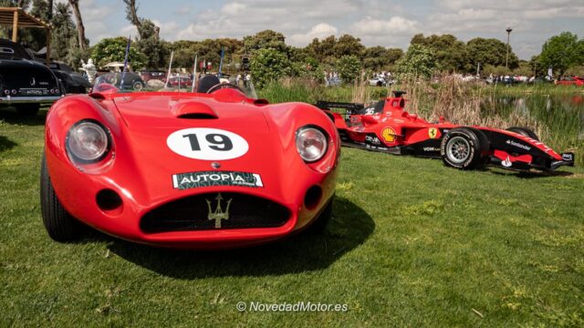 Maserati 450s clásico de competición y monoplaza de Fórmula 1 expuestos en Autopía Madrid 2026, Bosque del Santander