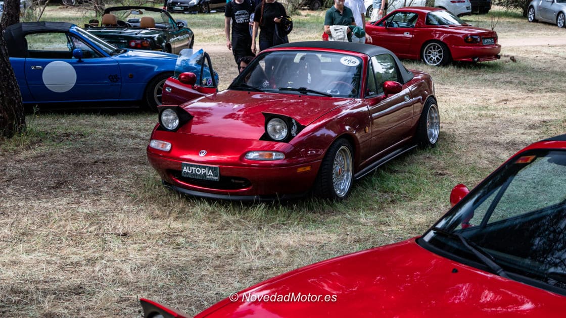 Mazda MX-5 NA (Miata) expuesto en Autopía Madrid 2026 en el Bosque del Santander