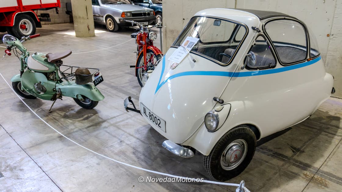 Microcoche clásico tipo BMW Isetta expuesto en RetroAlmería 2026