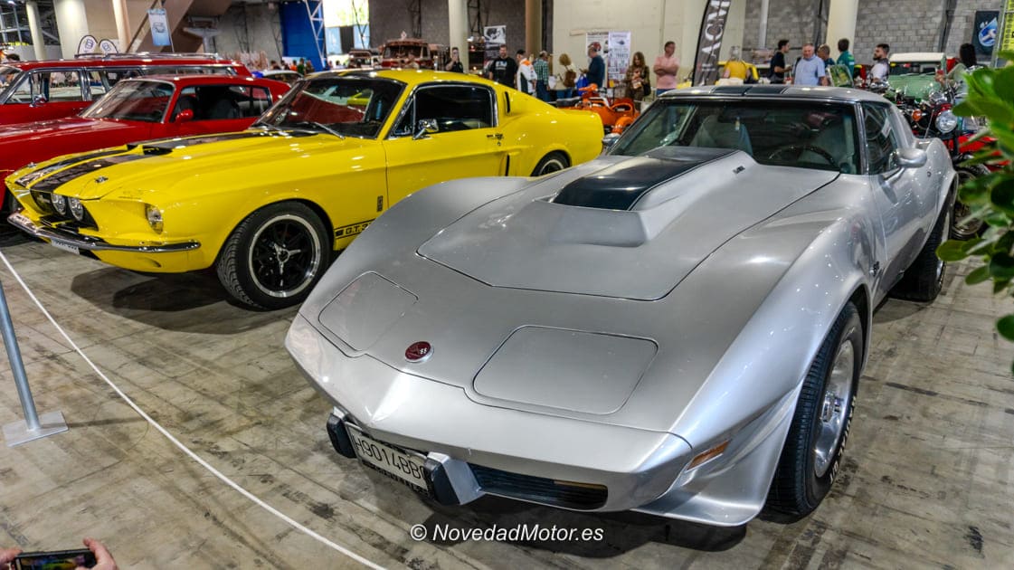 Deportivo americano clásico Chevrolet Corvette C3 junto a un Ford Mustang en RetroAlmería 2026