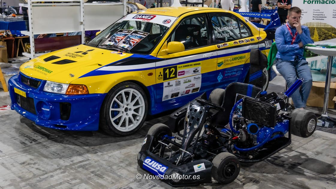 Mitsubishi Lancer Evolution de rally junto a un kart en la zona de exposición de RetroAlmería 2026
