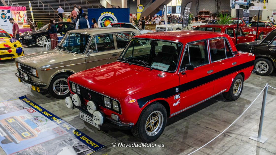 SEAT clásico tipo 124/1430 con estética rally en RetroAlmería 2026