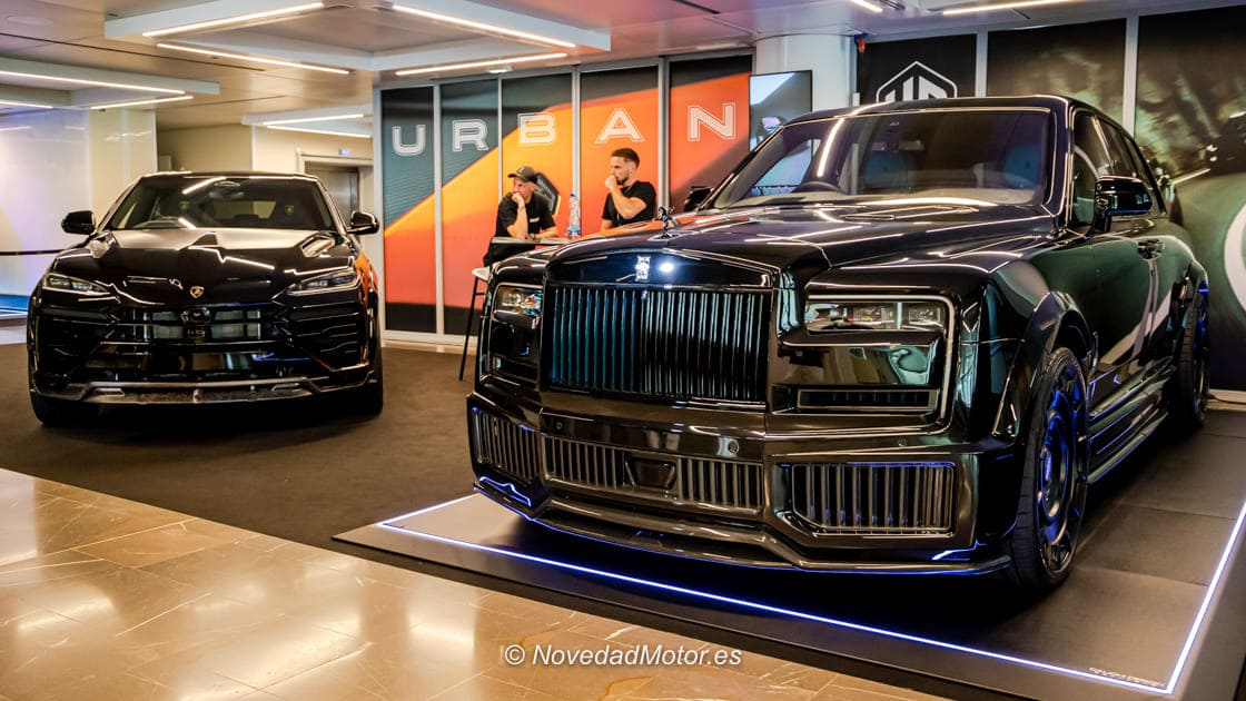 Rolls-Royce Cullinan y Lamborghini Urus en el stand de Urban Automotive en Top Marques Mónaco 2026