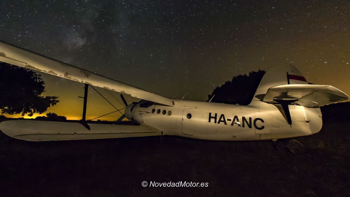 Avión histórico bajo un cielo estrellado en la experiencia Eclipse Autopía 2026 Avión histórico bajo un cielo estrellado en la experiencia Eclipse Autopía 2026