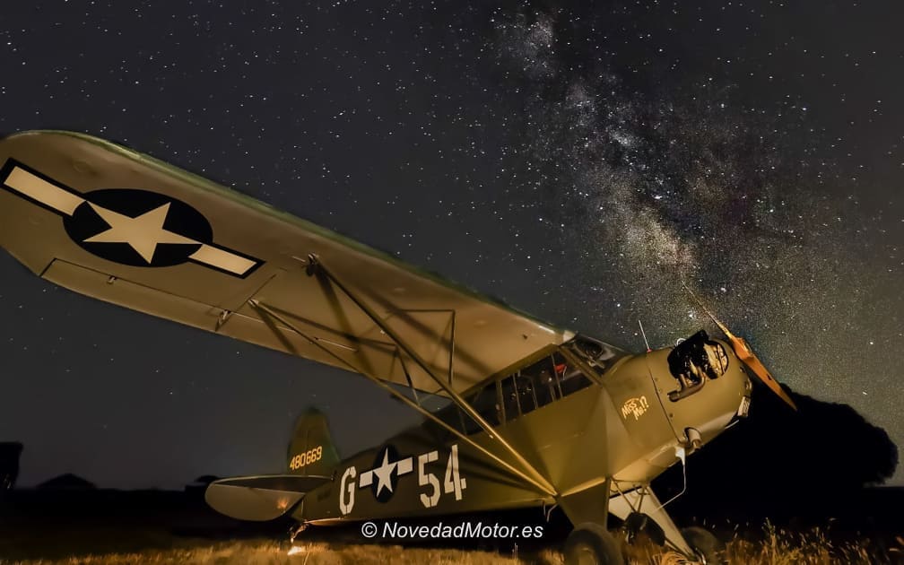 Avión iluminado bajo la Vía Láctea en el Aeródromo de Sigüenza para Autopía Eclipse 2026 Avión iluminado bajo la Vía Láctea en el Aeródromo de Sigüenza para Autopía Eclipse 2026