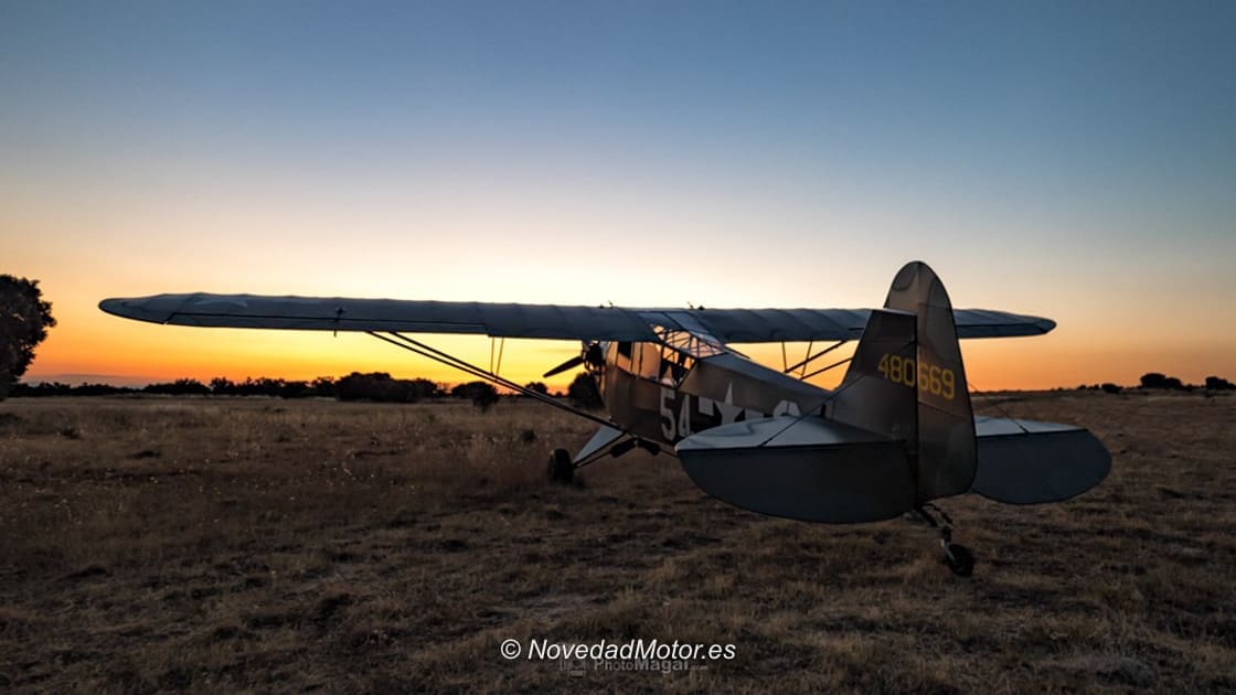 Avioneta al atardecer en el Aeródromo de Sigüenza para el evento Eclipse Autopía 2026 Avioneta al atardecer en el Aeródromo de Sigüenza para el evento Eclipse Autopía 2026