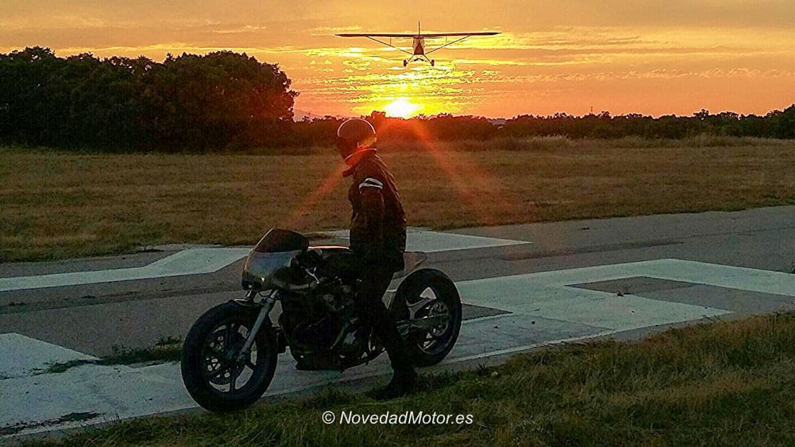 Moto y avioneta al atardecer en el entorno de Autopía Eclipse 2026 Moto y avioneta al atardecer en el entorno de Autopía Eclipse 2026