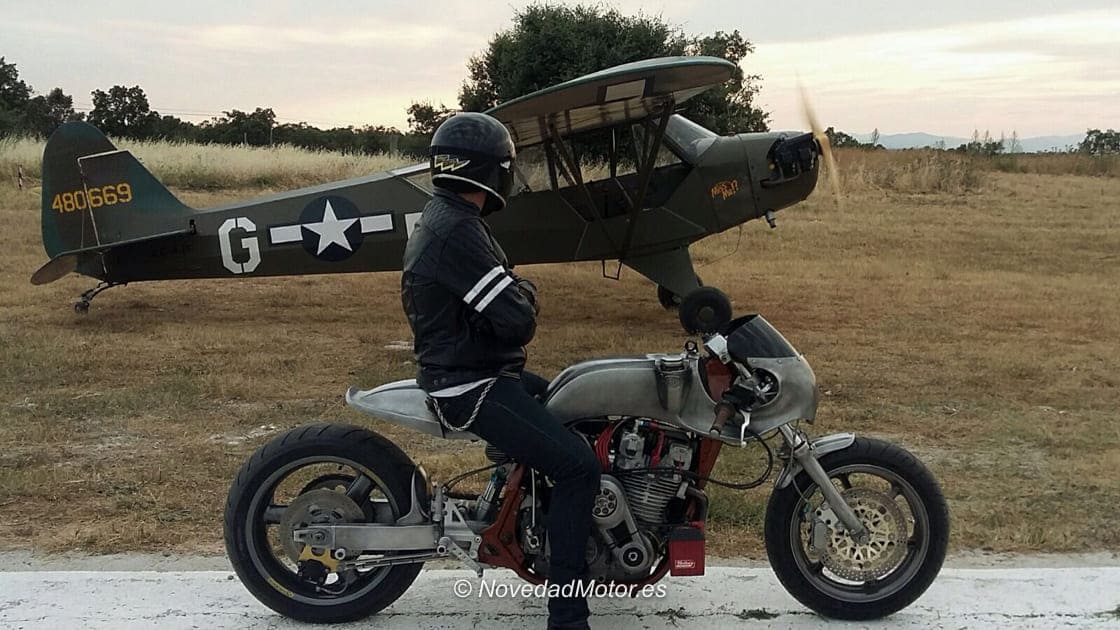 Moto y avioneta al en el entorno de Autopía Eclipse 2026 Moto y avioneta al en el entorno de Autopía Eclipse 2026