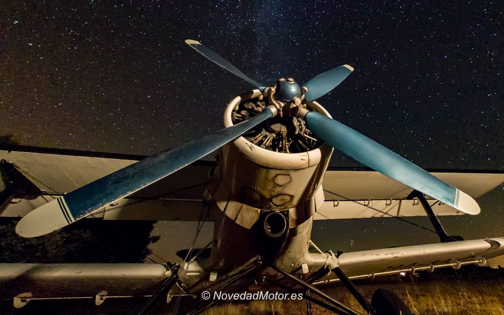 Motor de avión bajo el cielo estrellado en Autopía Eclipse 2026 Motor de avión bajo el cielo estrellado en Autopía Eclipse 2026