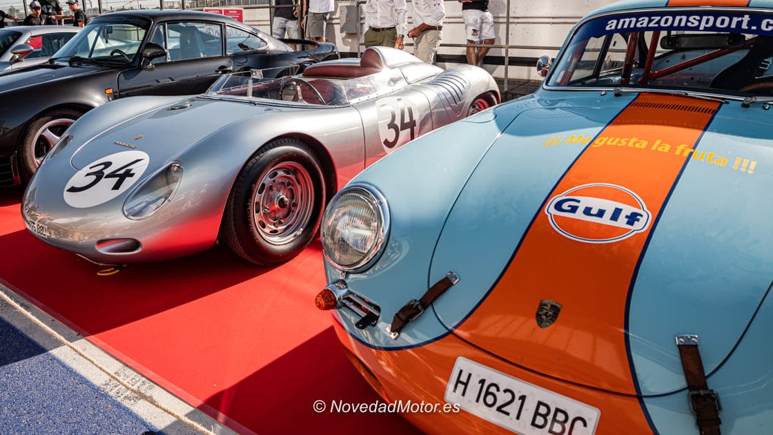 Porsche 718 RSK y Porsche clásico con decoración Gulf en el Porsche Spain Meeting 2026