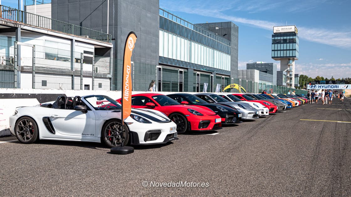 Porsche 718 Spyder RS y varios Porsche deportivos alineados en el Porsche Spain Meeting 2026
